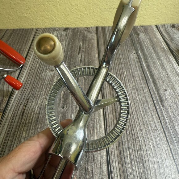 2 Vintage Egg Beaters 1 Red EKCO, 1 Unbranded Off-White Work Great SS Blades - Picture 5 of 8